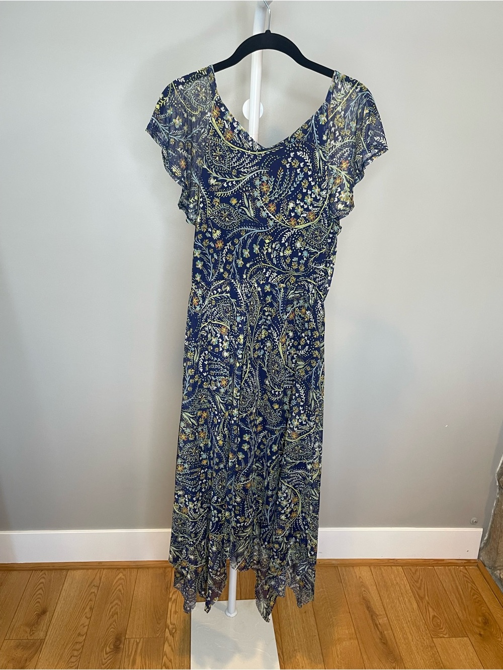 Harlow & Rose Navy Paisley Midi Dress with V-Neck and Flutter Sleeves - Medium - Picture 4 of 5